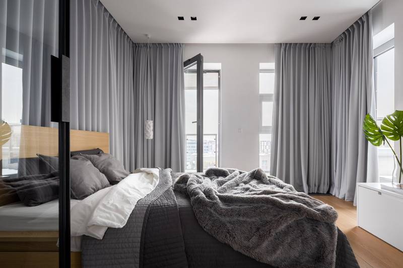 Luxury,Bedroom,Interior,With,Double,Bed,And,Gray,Window,Curtains Chambre à coucher de luxe